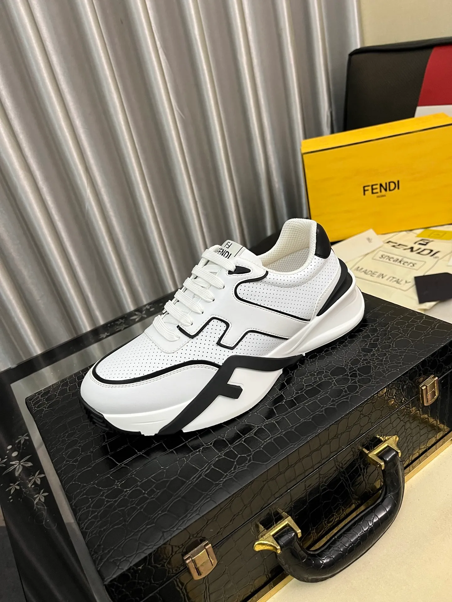 Men's men's shoes 💰560⌚️⌚️FENDI.•FENDI unique modern style sneakers. Counter purchasing🏃casual shoes😍😍 Original breathable fly-knit mesh imported from Italy (refuses to discolor and abrade feet) soles: Original soles specially provided by the original factory, super cool😍 French lazy style design ⚠️ Original quality, super comfortable and wear-resistant original soles. Code number: 38-442️⃣Colors available